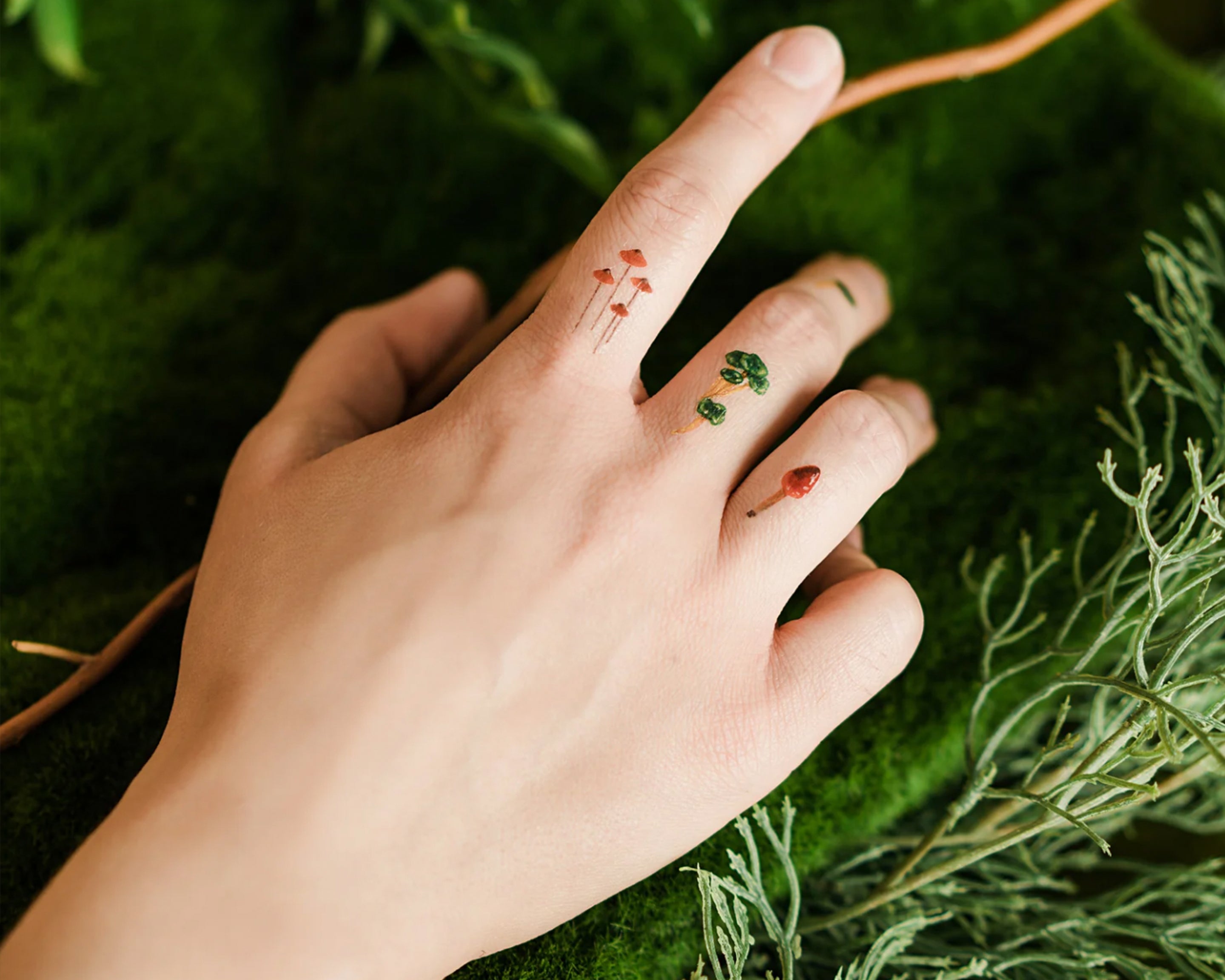Show Off Your Style with Tantalizing Small Finger Tattoos | Fashionisers©